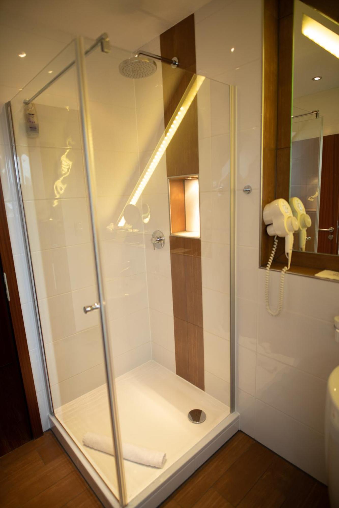 Vier Jahreszeiten Rooms Husum  Exterior photo
